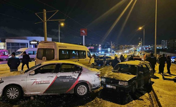 Kayseri’de 11 araçlı zincirleme kaza: 2 yaralı
