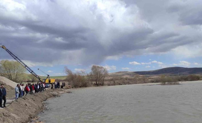 Kayseri’de nehre düşen şahıs aranıyor