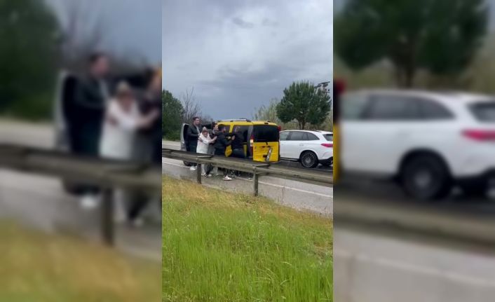 Kaza sonrası sürücülerin tekme tokat kavgası kamerada