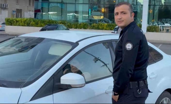 Kazaya karışan sürücü, panik yaşadı arabadan inmek istemedi