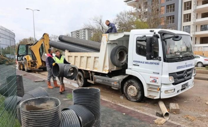 Kırıkkale Belediyesi su birikintilerin yaşandığı yollarda çalışma başlattı