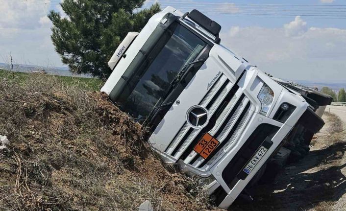 Kırıkkale’de akaryakıt yüklü tanker şarampole devrildi