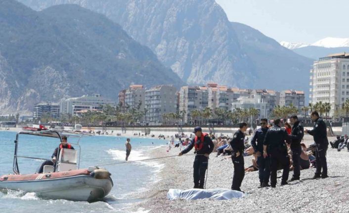 Kıyafetleriyle denize giren şahıs hayatını kaybetti