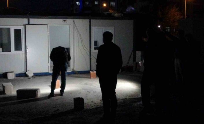 Konteyner içerisinde yaralandığını söyledi, boş kovanlar konteyner dışında bulundu