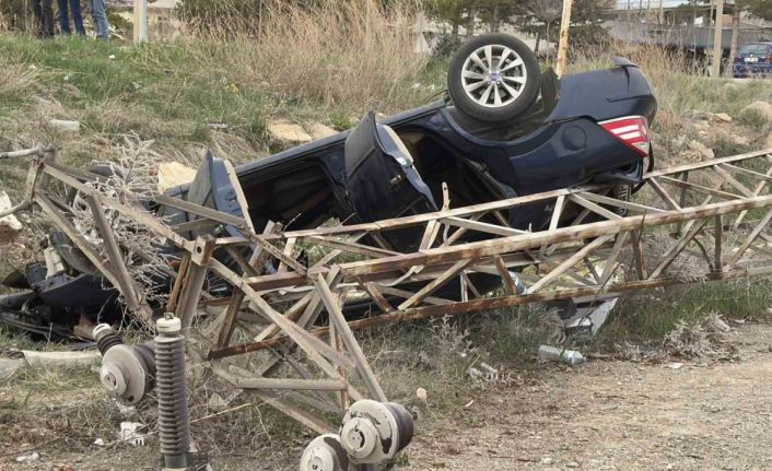 Kontrolden çıkan otomobil cami bahçesine uçtu: 5 kişi yaralandı