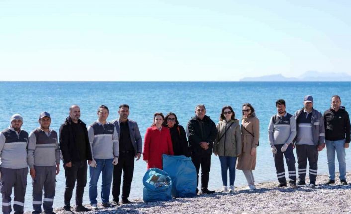 Konyaaltı sahilini ve denizi temizlediler