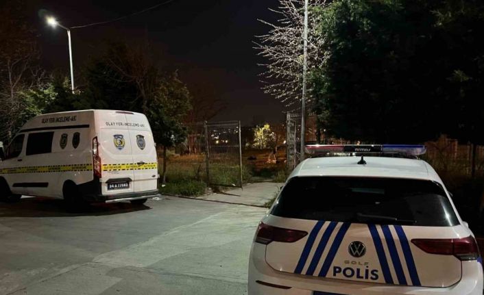 Küçükçekmece’de boş arazide çürümüş halde erkek cesedi bulundu