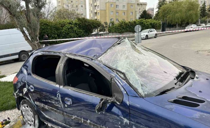 Küçükçekmece’de dubalara çarpan araç takla attı