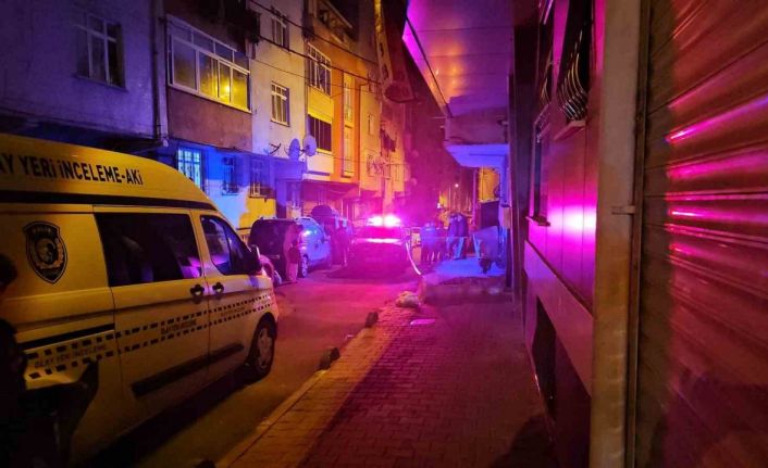 Küçükçekmece’de motosikletli iki kişi evi kurşunladı