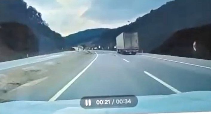 Kütahya’da tır otomobilin üzerine devrildi