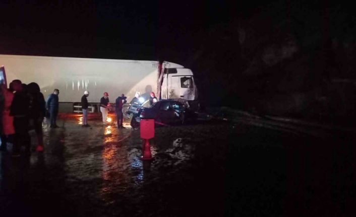 Kütahya’da tır, otomobilin üzerine devrildi: 1 ölü, 1 yaralı