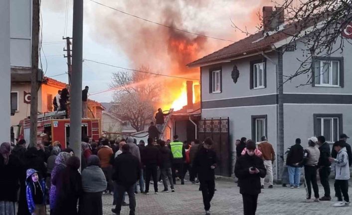 Kütahya’da yanan ev kullanılamaz hale geldi