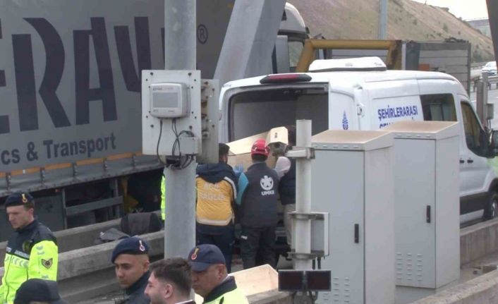 Kuzey Marmara Otoyolu’ndaki kazada hayatını kaybedenlerin cenazeleri morga kaldırıldı