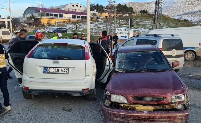 Malatya’da üç araçlı trafik kazası: 4 yaralı