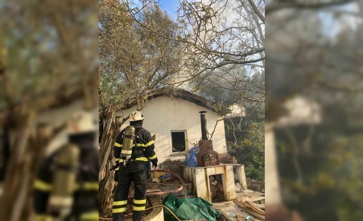 Mangal için yakılan barbekü çatı yangınına neden oldu