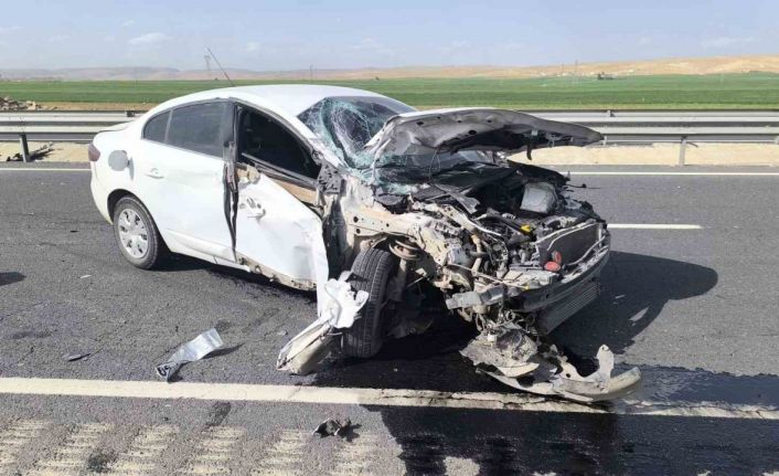 Mardin’de otomobil demir bariyerlere çarptı: 1 yaralı