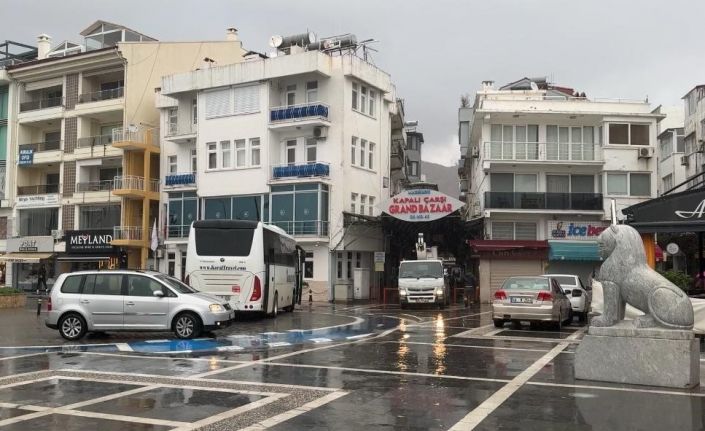 Marmaris Kapalı Çarşı’yı lağım kokusu sardı