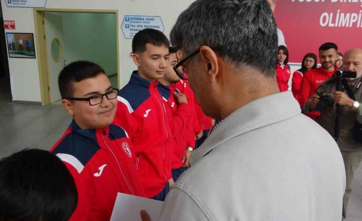 Milli atıcı Yusuf Dikeç, genç sporculara hediyeler dağıttı