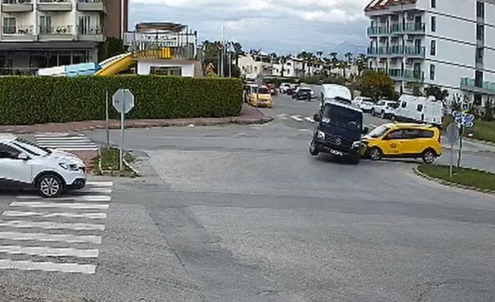Minibüs ile ticari taksi kavşakta çarpıştı: 2’si turist 3 yaralı