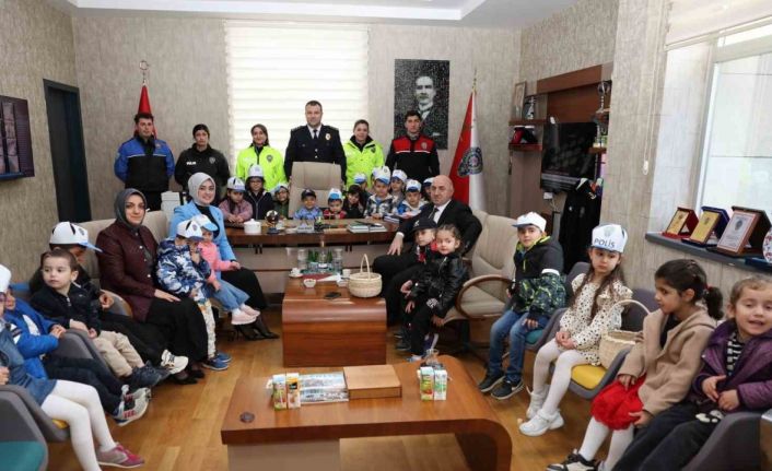 Minik öğrencilerden polislere sürpriz