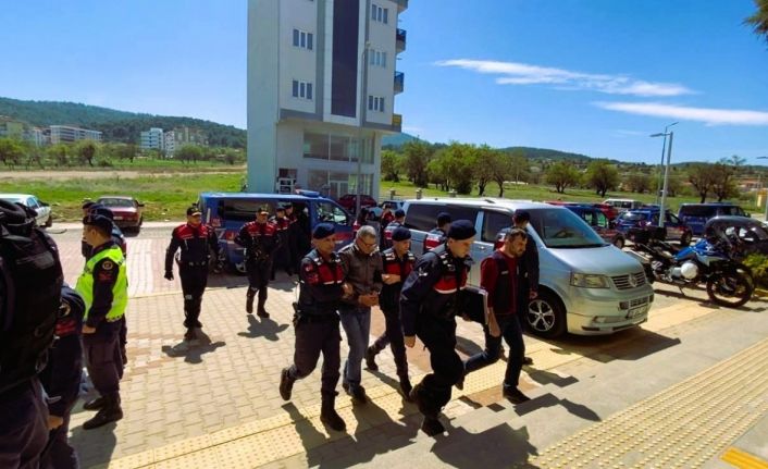 Miras kavgasında kardeşi ve yengesini öldüren ağabey susma hakkını kullandı