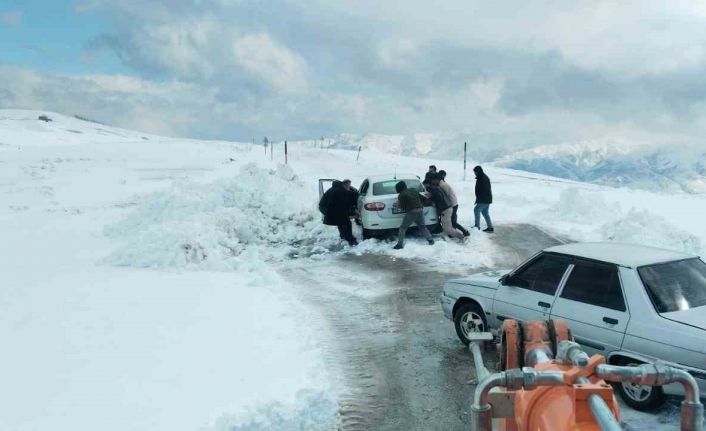 Muş’ta tipi nedeniyle yolda mahsur kalan 60 kişi kurtarıldı