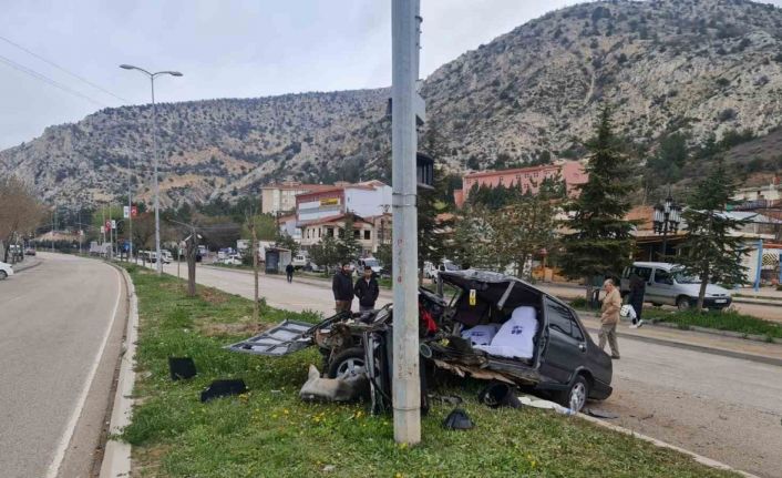 Nallıhan’da feci kaza: Fiat Tofaş araç ikiye bölündü