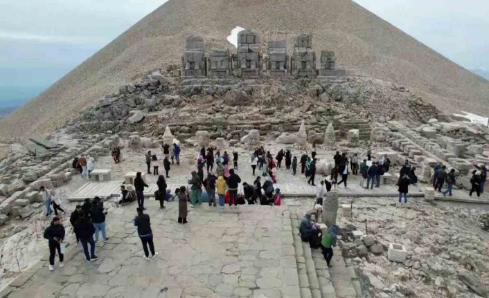 Nemrut Dağı’nda bayram yoğunluğu