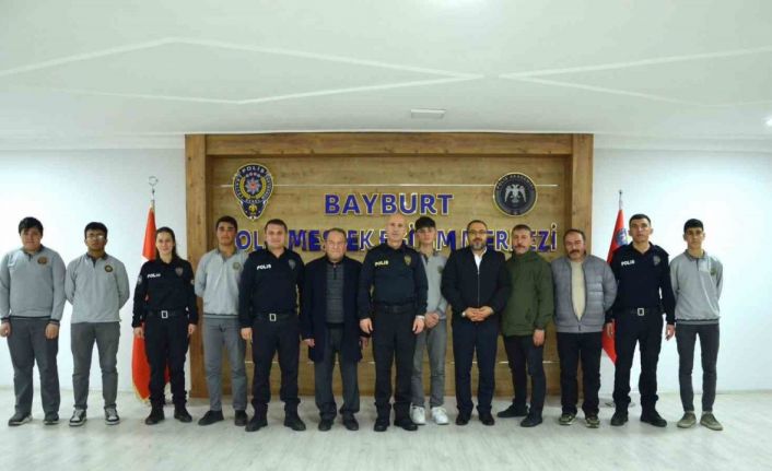 Öğrencilerden polis ve polis adaylarına tatlı ikramı