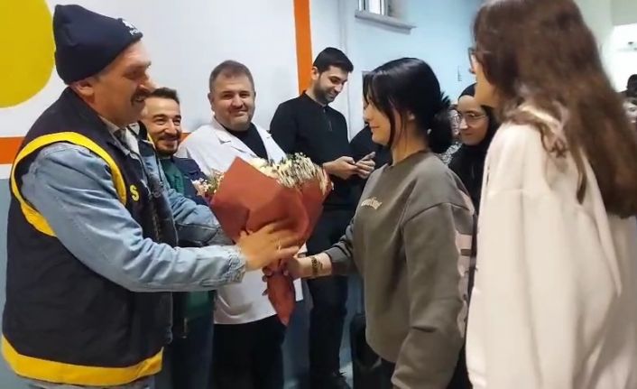 Okulda kavga ihbarına giden polise, öğrencilerden sürpriz kutlama