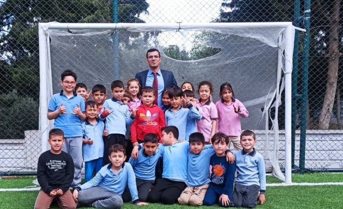 Okullarına kavuşan öğrencilerin yüzü gülüyor