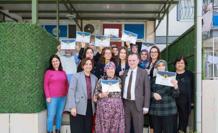 Okuma yazma kursunu tamamlayanlar belgelerini Başkan Balaban’dan aldı