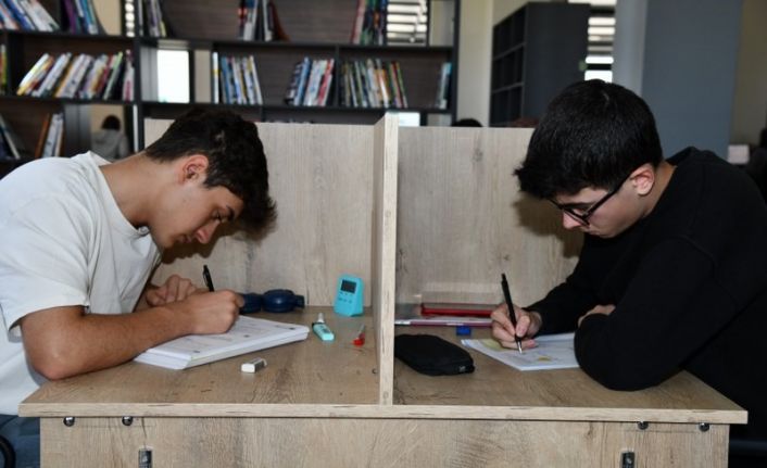 Osmaniye’de öğrencilerin gözde mekanı "Genç Kitap Kafe" oldu