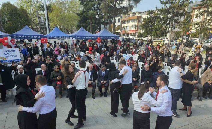 Otizm Farkındalık Günü Gölcük’te renkli görüntülere sahne oldu
