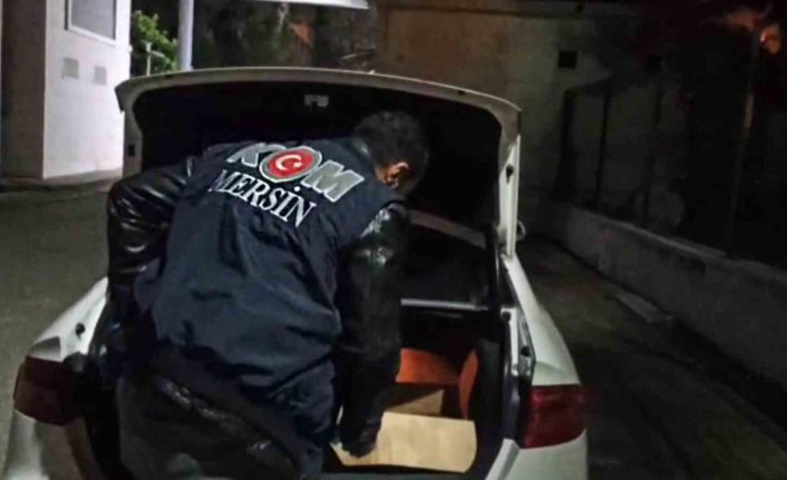 Otomobil değil silah deposu: 44 tabanca ele geçirildi