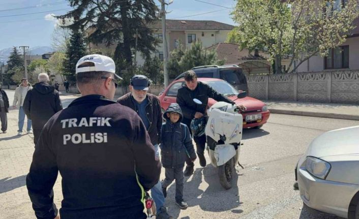 Otomobil ile çarpışan motosikletlinin taktığı kask hayatını kurtardı