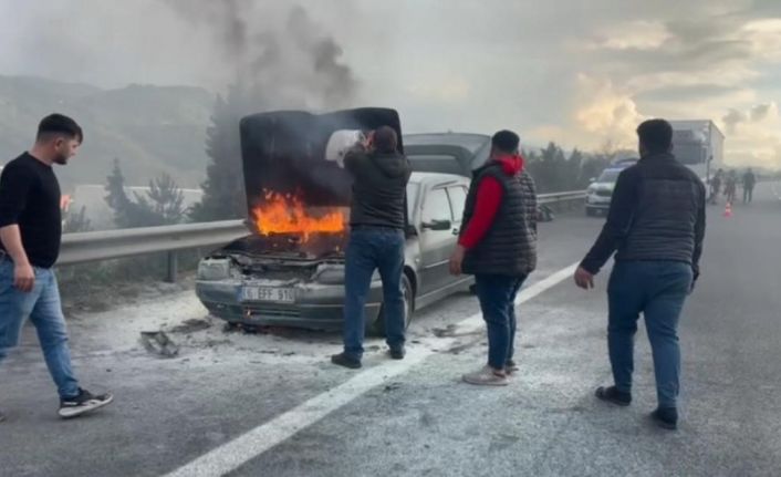 Otomobilde çıkan yangını vatandaşlar ve jandarma söndürdü