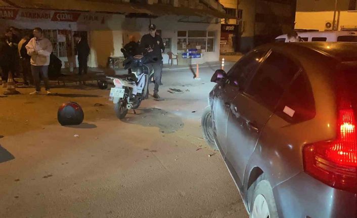 Otomobile çarparak savrulan motosikletin sürücüsü yaralandı