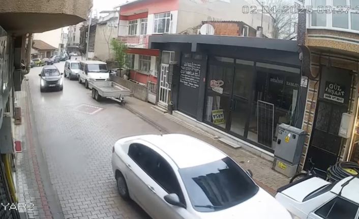 Otomobiliyle park halindeki araçlara çarpan şahıs kameralara yansıdı