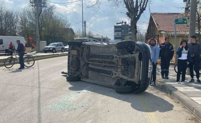 Otomobille çarpışan ticari araç yola devrildi: 3 yaralı