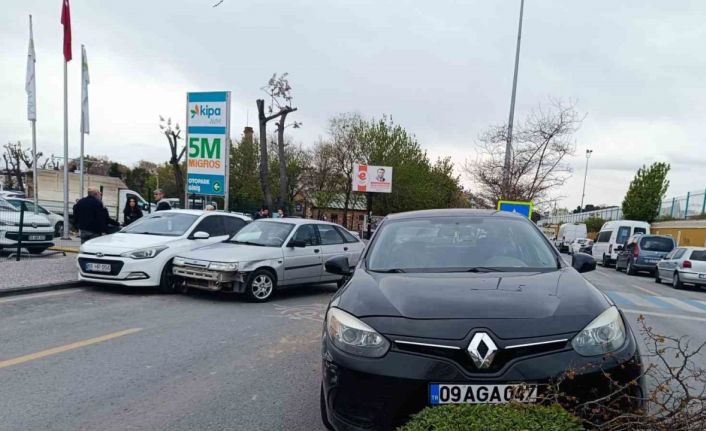 Otoparktan kontrolsüzce çıkan otomobil kazaya sebep oldu