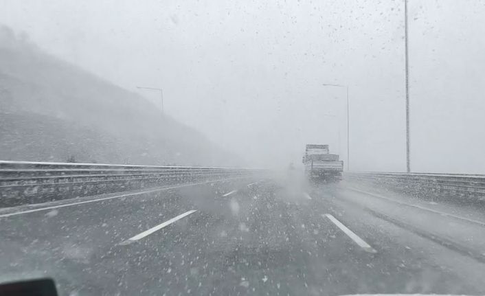 Otoyolda kar, görüş mesafesini 10 metreye kadar düşürdü