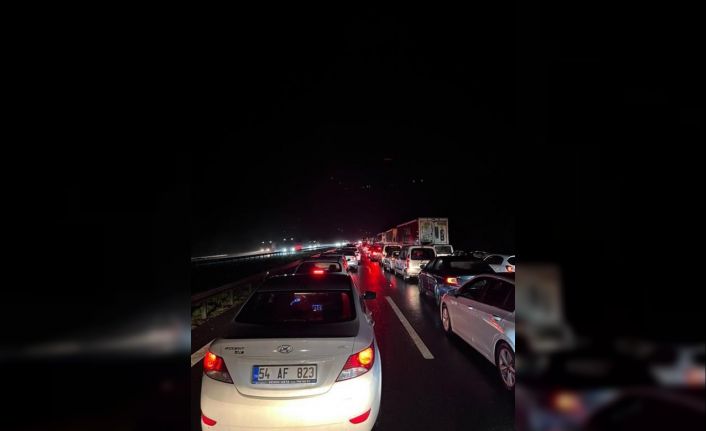 Otoyolda makaslayan tır uzun araç kuyruklarına sebep oldu