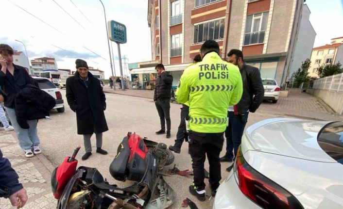 Park halindeki otomobile çarpman motosikletin sürücüsü yaralandı