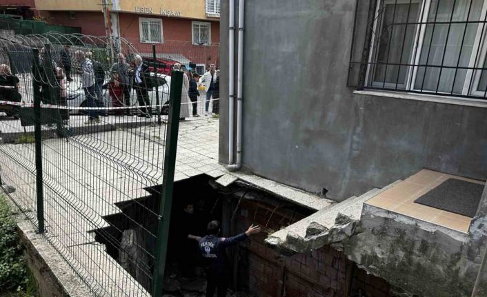 Pendik’te 4 katlı binanın bahçe zemini çöktü