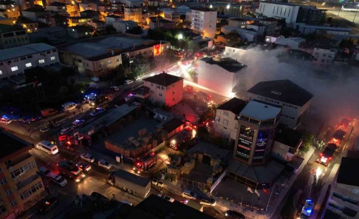 Pendikte palet fabrikasındaki yangın söndürüldü