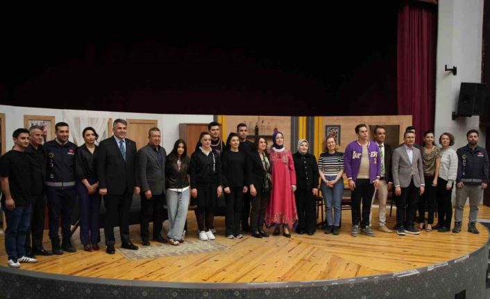 Polisler tiyatroyla uyuşturucuya savaş açtılar