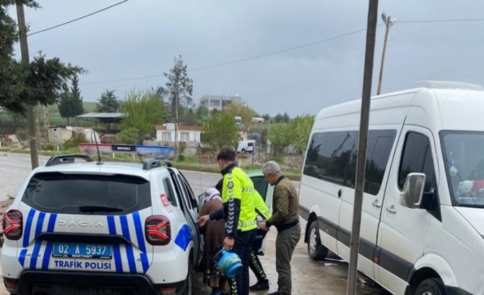 Polisler yaşlı kadının tüpünü alıp evine kadar bıraktı