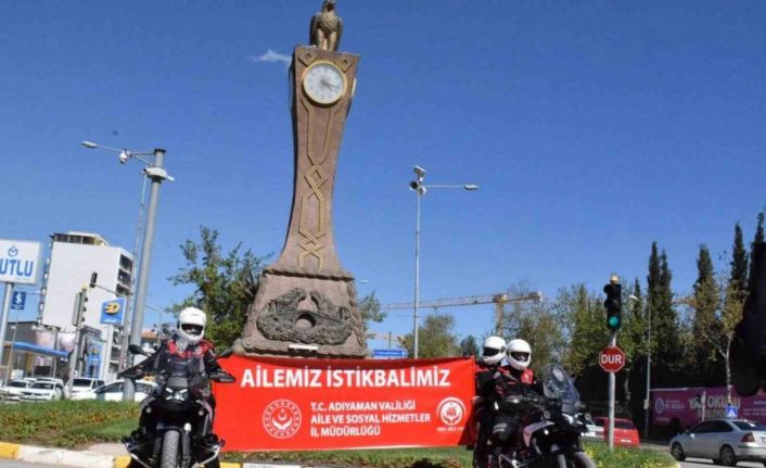 Polislerden Aile Yılı pankartı