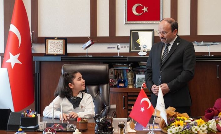Rektör Çakmak, 23 Nisan’da makamını çocuklara devretti